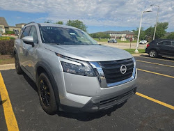 2025 Nissan Pathfinder SV